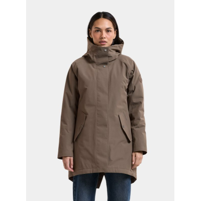 Model iført den mørkebrune Didriksons Alana parka
