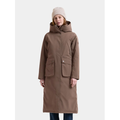 Model iført den lange Didriksons Melody dameparka i farven mocha brown