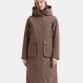Model iført den lange Didriksons Melody dameparka i farven mocha brown