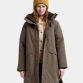 Model viser pasformen på Didriksons Lillian dameparka i trekvart længde