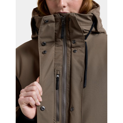 Model viser den skjulte lynlås på Didriksons Lillian dameparka