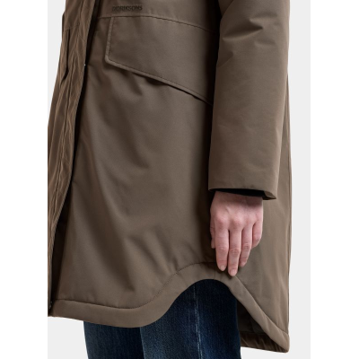 Model viser flot detalje forneden på Didriksons Lillian dameparka A-formet med en 