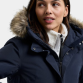 Model viser den bløde fake fur pelskant på Didriksons Erna vinterfrakke