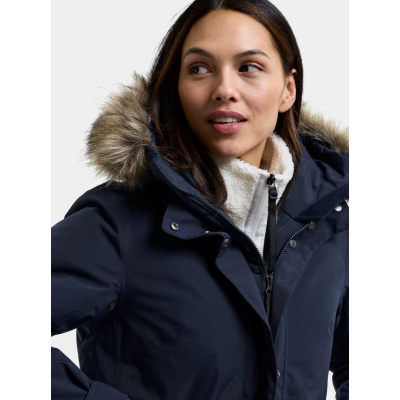 Model viser den bløde fake fur pelskant på Didriksons Erna vinterfrakke
