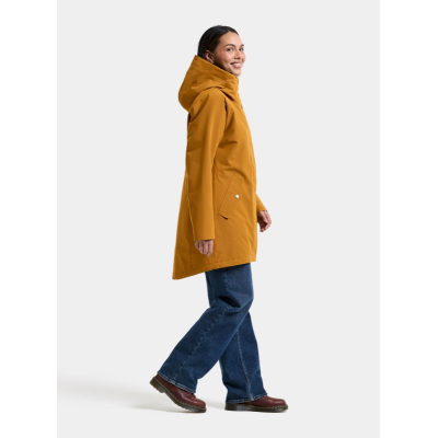 Model iført Didriksons Alana dameparka set fra siden
