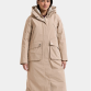 Model iført lang beige Didriksons Melody dameparka vinterjakke