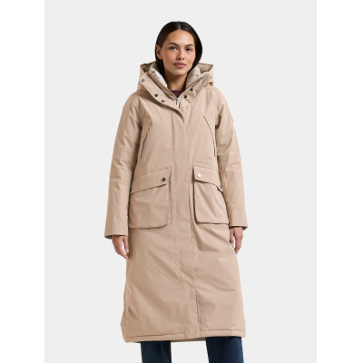 Model iført lang beige Didriksons Melody dameparka vinterjakke