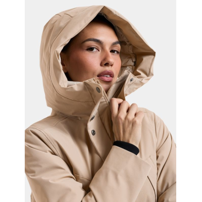 Nærbillede af den faste hætte på beige Didriksons Melody dameparka