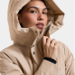 Nærbillede af den faste hætte på beige Didriksons Melody dameparka