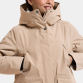 Nærbillede af de praktiske udvendige brystlommer på den beige Didriksons Melody dameparka