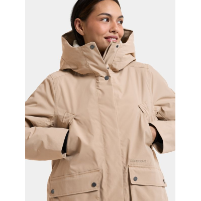 Nærbillede af de praktiske udvendige brystlommer på den beige Didriksons Melody dameparka