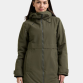Model iført Didriksons Tiril dameparka i farven deep green