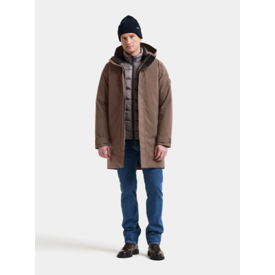 Mandlig model viser pasformen på Didriksons Hektor herreparka i mocha brown