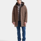 Mandlig model viser pasformen på Didriksons Hektor herreparka i mocha brown