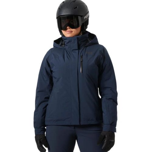 Kvindelig model set forfra i navyblå Helly Hansen Crewser Insulated skijakke