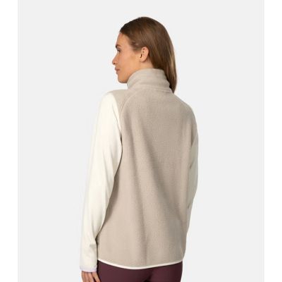 Dame model med lysebrun Kari Traa Emma fleece vest set fra siden