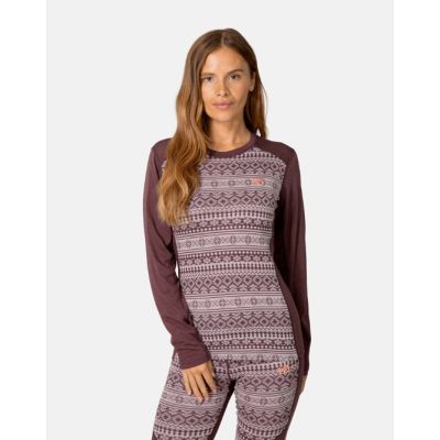 Brun Kari Traa Mina midlayer trøje til damer, med rund hals og lyst mønster, strikket i 100% merinould og vist på model