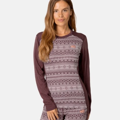 Brun Kari Traa Mina midlayer trøje til damer, med rund hals og lyst mønster, strikket i 100% merinould og vist på model