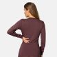 Kvindelig model set bagfra iført en brun midlayer-trøje i 100% merinould med et lyst nordisk mønster og rund hals.