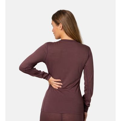 Kvindelig model set bagfra iført en brun midlayer-trøje i 100% merinould med et lyst nordisk mønster og rund hals.