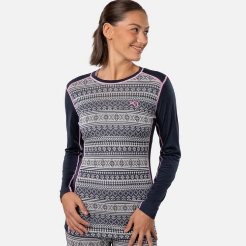 Blå Kari Traa Mina midlayer trøje med rund hals og lyst mønster, strikket i 100% merinould og vist på model