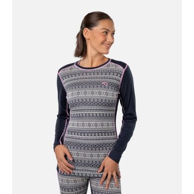 Blå Kari Traa Mina midlayer trøje med rund hals og lyst mønster, strikket i 100% merinould og vist på model