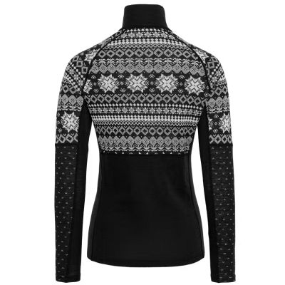 Bagfra af model i sort Kari Traa Vilma midlayer i 100% merinould med snefnugmønster