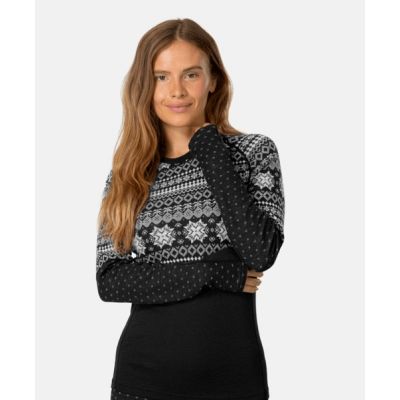 Sort Kari Traa Vilma midlayer trøje med rund hals, strikket i 100% merinould med lys snefnugmønster vist på model.
