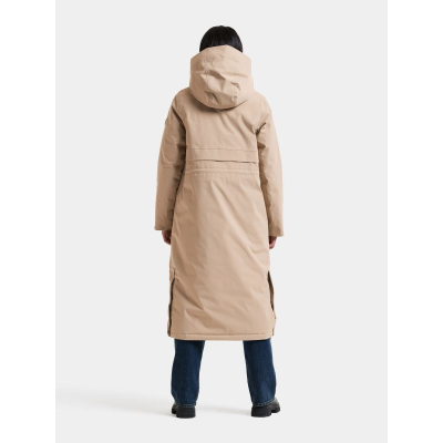 Bagside af Didriksons Melody vinterfrakke på model i den lyse beige farve