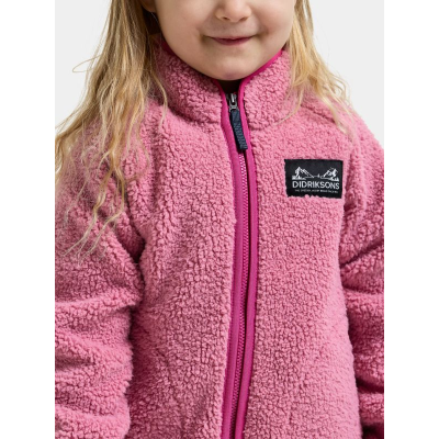 Barn i Didriksons Gibbs teddyfleecejakke i farven heather pink